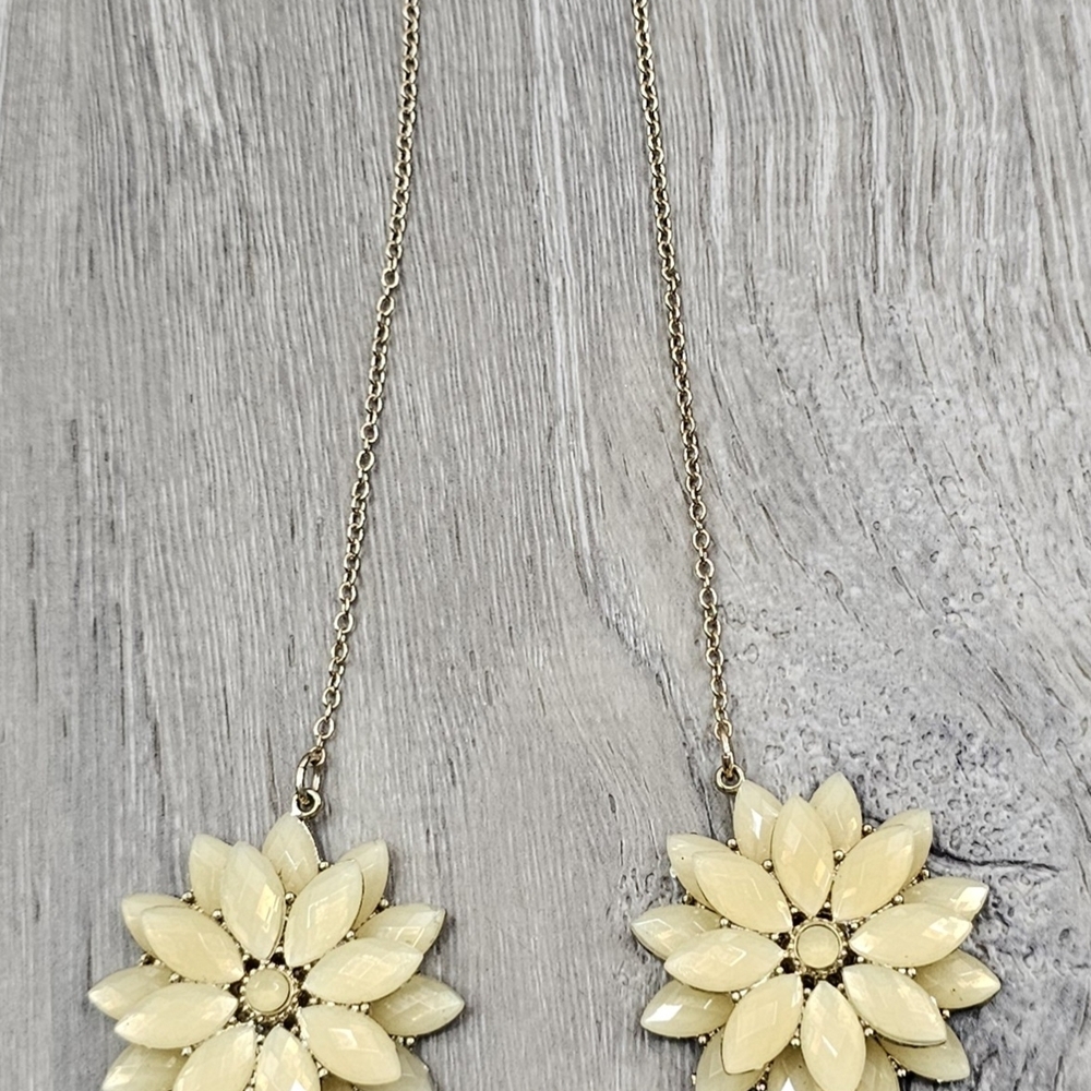 Elegant Gold Floral Necklace